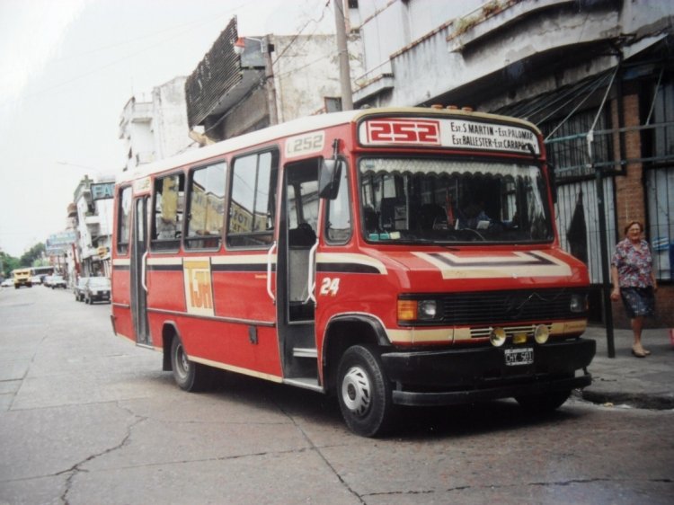 Mercedes-Benz LO 814 - Galicia - Transportes José Hernández
CHY 501
Línea 252 - Interno 24
Clásica esquina de San Martín para fotografiar unidades, así se 
encontraba este chiquitín en Noviembre de 2002.
