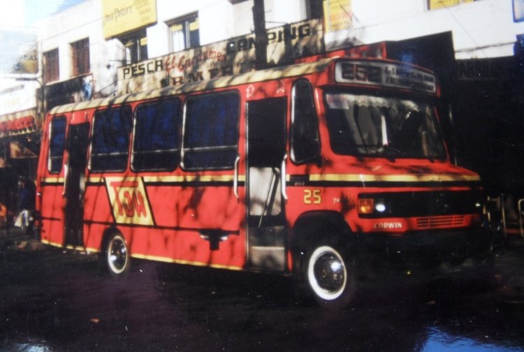 Mercedes-Benz LO 814 - Bi-Met - Transportes José Hernández
CAQ 991
Línea 252 - Interno 25
Corría el año 1997 y Corwin resolvía volver a utilizar para sus carrocerías, 
su nombre histórico: Bi-Met. Y las lineas 252, 326 y 12 tucumana fueron 
las primeras en recibir unidades con sus lunetas pintadas nuevamente 
con el histórico nombre de la carrocería. 
Esta foto esta tomada en la Estación San Martín, a poco que comenzara a 
rodar la unidad, el Viernes 5 de Junio de 1998.
