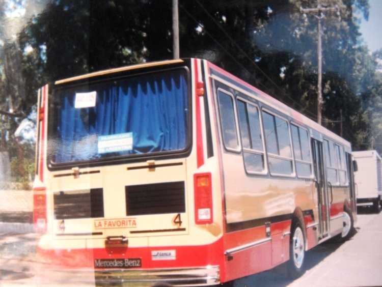 Mercedes-Benz OH 1621 L - La Favorita - Transporte José Hernandez
CSI 901
Línea 252 - Interno 4
Como todos sabrán, lamentablemente la linea 252 fue adquirida por 
Compañía Noroeste, perdiendo de esta forma otro color en nuestra 
historia del transporte. Por lo tanto va mi homenaje.
Enero de 1998, en la UTA. Corte efimero ensayado por Transportes José Hernandez.
