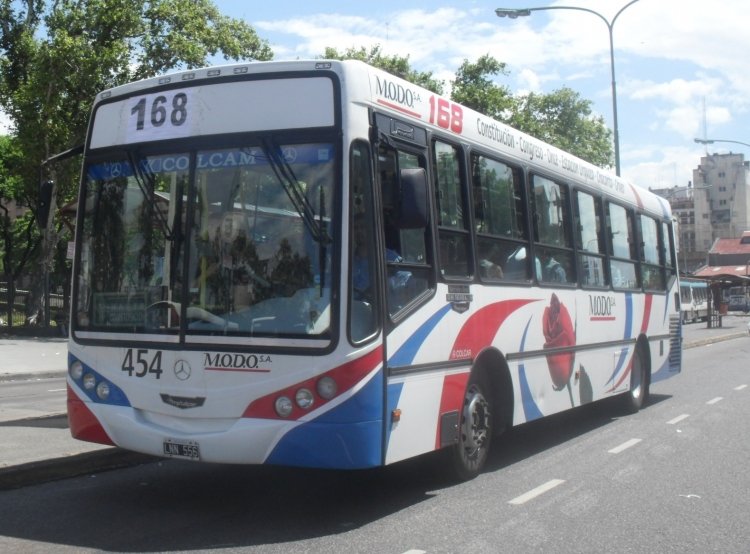 Mercedes-Benz OH 1618 - Metalpar - M.O.D.O.
LNN 556
Línea 168x90 - Interno 454
Nueva Linea 168x90, operada por La Nueva Metropol bajo la orbita de M.O.D.O.
Esta unidad, antes de estar en la nueva 168x90 estaba destinada al servicio de refuerzo del Ferrocarril Sarmiento entre Ituzaingó y Plaza Miserere.
 Plaza Miserere, 17/01/2013
Palabras clave: Linea 90