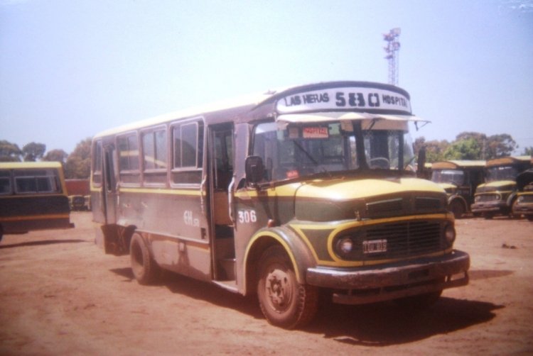 Mercedes-Benz LO 1114 - Ottaviano - El Halcón S.A.
B 1825994 - TIU 819
Linea 580 - Interno 306
Ex línea148 - Interno 23
Otra imagen tomada en 1998, dentro del playón de "El Halcón" 
a estas unidades de la Línea 580.
