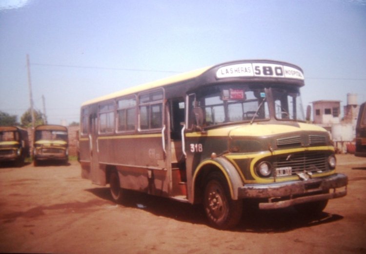 Mercedes-Benz LO 1114 - Neocal - El Halcón S.A.
B 1802583 - VJV 103
Línea 580 - Interno 318
Otra unidad de la Linea 580 fotografiada en 1998 en el playón de 
"El Halcón S.A.", rodeada de unidades en desuso. ¿Carrocería?.
