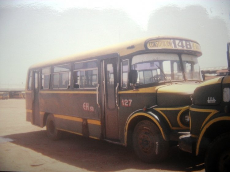 Mercedes-Benz LO1114 - La Unión LU 48 - El Halcón S.A.
B.1556553 - VXA289
Linea 148 Interno 127
Mas fotos tomadas en la Siberia de la 148, en Octubre de 1998. En este caso, unidades pasadas del limite de edad para circular en linea nacional. Modelo 1978, circulando en 1998...
