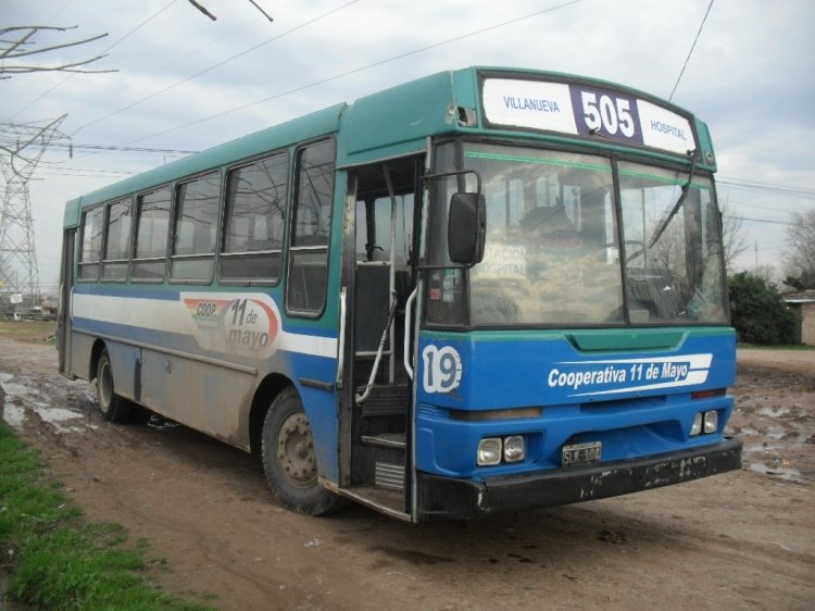 Mercedes-Benz OF1215 - BUS - Cooperativa 11 de Mayo
B 2580777 - SLK 104
Línea 505 - Interno 19
Unidad ex Línea 291 Interno 7, que presta servicio en la parte "azul" 
de la Linea 505, de la "Cooperativa 11 de Mayo" pero supuestamente 
operada por "Cooperativa 3 de Julio". La parte roja (ex 181) tenia internos 
del 1 al 9 mientras que la azul (ex 291) del 10 al 19.
