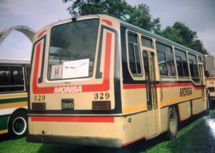 Mercedes-Benz 1114 - El Diseño - MONSA
C 1330353 - TNK 372
Linea 60 - Interno 329
El otro día viendo la carpeta de El Diseño vi que hablaban de las lunetas originales de esta carrocería.
 Como creo que esta lo es, comparto la foto tomada en la UTA en Merlo en el año 1996.
Palabras clave: El Diseño