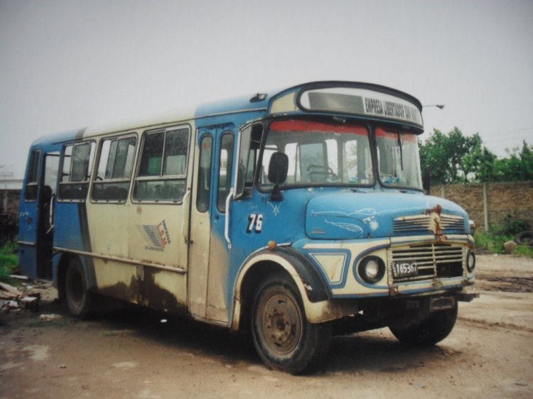Mercedes-Benz 1114 - San Juan - Empresa Libertador San Martín
C.1165367 - UXH 929
Linea 501 - Interno 76
Tiempos en que la Libertador San Martín era operada por la "216".
Repintaron viejitos 1114´s con el corte nuevo. Como curiosidad, para esa época ya en la "216" no quedaban 1114's.
 Foto en Merlo, Octubre de 2000.
Palabras clave: San Juan