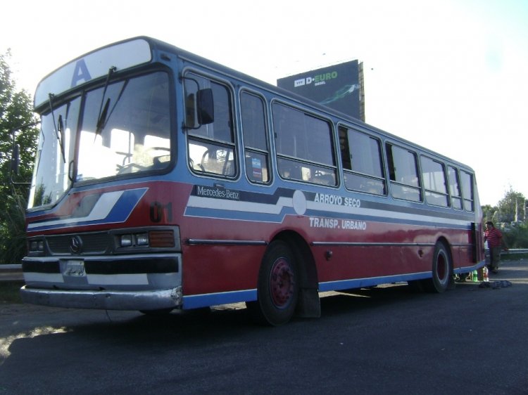 Mercedes-Benz OHL 1320 - La Favorita - Arroyo Seco Transporte Urbano
BKZ 292
Línea A - Interno 01
Interno 01 de la Linea Urbana A, de Arroyo Seco, Santa Fè. Ya no circula, obviamente ex 102 porteña.
La foto está tomada en la Panamericana, ramal Campana, a metros del peaje. Diciembre de 2008.
Palabras clave: ARROYO SECO