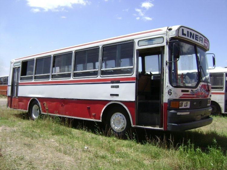 Mercedes-Benz OH 1314 - BUS 
X 591303 - VYR 043
Línea 5 - Interno 6
Foto tomada en el playón de la linea 96 el 15/02/2007.
Palabras clave: BUS