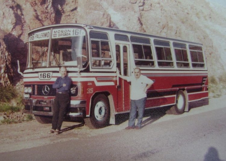 Mercedes-Benz OC 1214 - A.L.A. - Empresa Línea 216
Línea 166 - Interno 35
Frontalitos de finales de la década del ´70, hechos a pedido por los 
Hermanos Luchetti. El hermanito de este no tenía el cartel de acrílico en el frente.
Palabras clave: 216 166 35 luchetti
