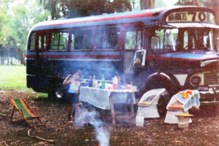 Mercedes-Benz LO 1114 - Alcorta - Transportes 270 S.A.
Linea 70 - Interno 6
Asado al costado del Colectivo. 
Gentileza de Pepito Amorín
