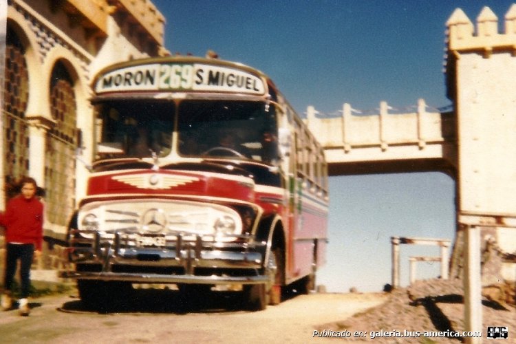 Mercedes-Benz LO 1114 - A.L.A. - Empresa Línea 216
Línea 269 - Interno 330
La relación comercial entre la "Empresa Linea 216" y Carrocerías ALA se hizo fluida a partir de la década del 70. A fines de esa década llegó a la empresa este coche para la Línea 269, numerado internamente como 330. 

Foto Familia Cozzani 
