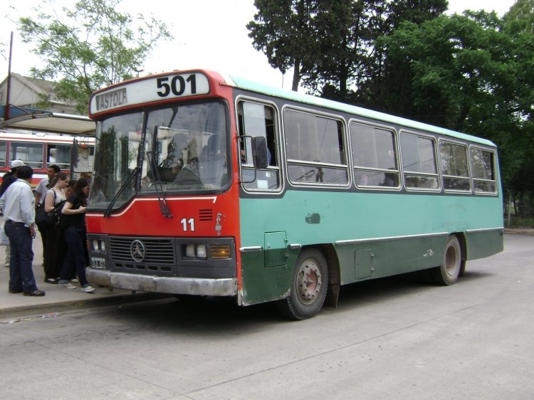 Mercedes-Benz OF 1214 - La Favorita - Tratado del Pilar
M 283727 - TLD 022
Línea 501 - Interno 11
Así lucía este Favorita cuando llegó a la 501 de Pilar, ostentando aún los colores de su prestataria mendocina. Corría el año 2007.

http://galeria.bus-america.com/displayimage.php?pid=30515
