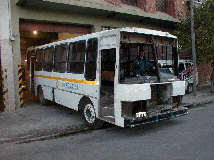 Mercedes-Benz OF 1214 - Supercar - Cooperativa Riojano´s
C 1424446 - VUP 736
Linea 1 - Interno 55
A punto de ser restaurado
Así se veía el int.55 de Coop Riojano´s entrando a BiMet para una cirugía mayor.
http://galeria.bus-america.com/displayimage.php?pos=-22638
Palabras clave: Cooperativa Riojanos