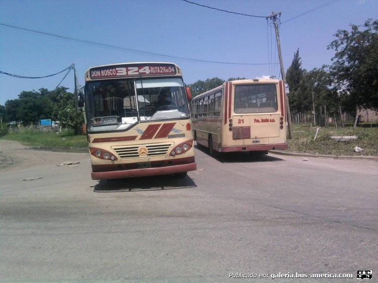 Mercedes-Benz OF 1215 - Corwin - M.O. Primera Junta
Fotografía: ¿Negri Pereyra?

[Datos de izquierda a derecha]

Éste es el Corwin que fotografié el viernes 15 de mayo próximo pasado, dominio TNZ 648, aquí está como interno 61, a su derecha está el entonces interno 21, un Suyai OH 1316. La foto es de autor anónimo. Fue subida a la red social por un tal "Negri Pereyra" al grupo de discusión "Forotransportes" de dicha red social. La zona, posiblemente sea el Barrio La Carolina del partido de Florencio Varela, lo que me deja la duda de que stén al servicio de las líneas comunales 501 o 504, que son "de la 324"...... aunque en la foto, vean a un 324 hecho y derecho y uno de sus ramales sea el "Carolina"... Solicito, además de la marca de agua del caso, que me corrijan si es 324, 501 o 504, Gracias!!!!
Palabras clave: Mercedes Benz 1215 Corwin 324 61