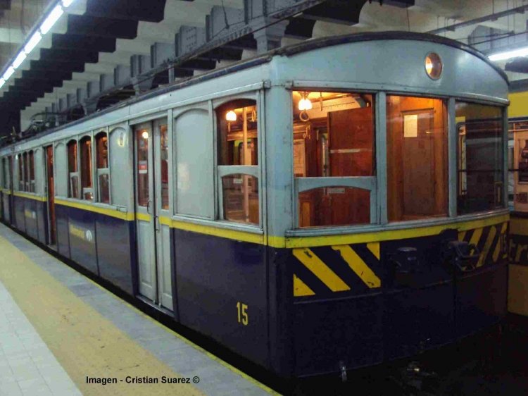 La Brugeoise (en Argentina) - Subte Linea A
Reliquia sobre ruedas.
Disfrutemolos antes de su retiro definitivo. Ojala sea escuchado el pedido de la gente de mantener algunas formaciones como patrimonio historico y que se usen en dias patrios o como refuerzos.
Palabras clave: Cristian suarez Cristian_edo subte linea a La Brugeoise metrovias