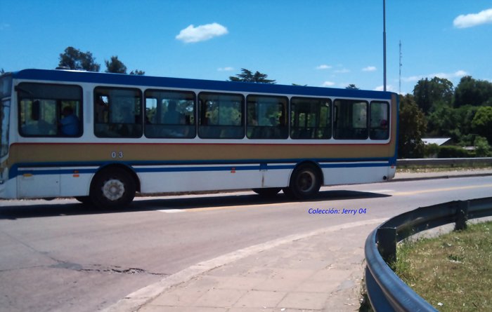 MOTSA int 03 - Raro invento...
El interno 3 de MOTSA carrozado por Tecnoporte. Como el Moretta int. 157, muy dificil de cruzar en la calle. Personalmente me parece terriblemente horrible, pero hay gente que le gusta. ¿Será que es lindo, a su manera?. Fotgrafía tomada en el Puente de Garín, sentido Benavídez.  
Palabras clave: Tecnoporte MOTSA 204 720 AGRALE