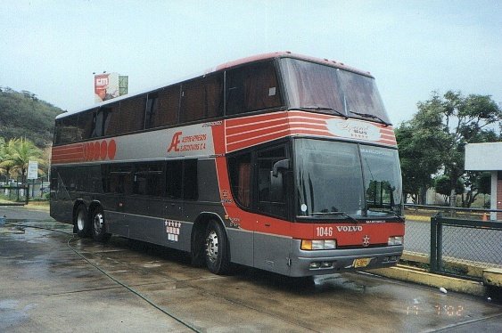 Volvo B12B - Marcopolo Paradiso GV1800DD (en Venezuela) - Aeroexpresos Ejecutivos 1046
AG089X.
Los primeros DD que operaron en Venezuela. Llegaron en 1997, fueron todos traídos por Aeroexpresos Ejecutivos, y operaron hasta 2004 y 2005 cuando fueron reemplazados por los G6. Éste de la foto luego pasó a Expresos Los Llanos como 102, para terminar en Aerovías de Venezuela como 028 antes de perderse por incendio en 2010. Foto de Juan Carlos Gámez.
Palabras clave: Volvo Marcopolo Aeroexpresos
