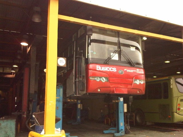 Yutong ZK6180HGC (en Venezuela) - BusCaracas 10xx
Recibiendo mantenimiento preventivo en los Talleres de La Paz, de MetroBus. Recientemente MetroBus cumplió 25 Años de su puesta en servicio, por lo que han sido muchas labores de mantenimiento y muchas unidades levantadas por esos gatos en todos éstos años. Foto cortesía de Carlos Mendez.
Palabras clave: Yutong Cummins BusCCS MetroBus Caracas