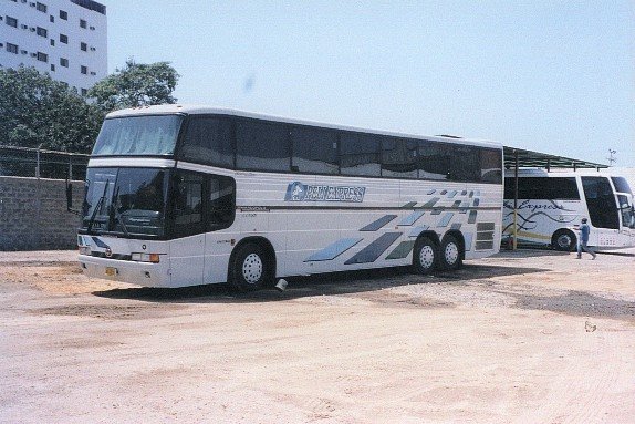 Scania K113TL - Marcopolo Paradiso Gv1450 (en Venezuela) - Peli Express 0009
AG687X
Colores viejos. Garaje de la empresa en Puerto La Cruz. Actualmente tanto éste Gv como el JumBuss 380 Serie 5 que se ve al fondo están fuera de la empresa. Foto tomada por Juan Carlos Gamez.
Palabras clave: Scania Marcopolo 