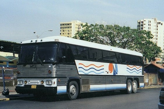 MCI MC-9 (en Venezuela) - Unión Conductores Ayacucho 1053
AD168X.
Uno de varios buses americanos de Larga Distancia, que fueron importados de segunda mano en las décadas pasadas, y debido a su procedencia, se les conoció a todos los americanos importados como los "Greyhound", sin distinguir modelo de carrocería. El de la foto operó toda su vida en Venezuela con Ayacucho. Actualmente se desconoce su paradero, pero lo seguro es que ya no están en servicio.
Foto tomada por Juan Carlos Gámez.
Palabras clave: MCI Detroit Diesel