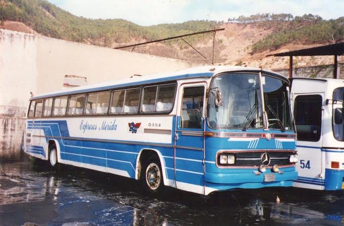 Mercedes-Benz O302 (en Venezuela) - Expresos Mérida
Foto de Juan Carlos Gamez. Los U1300 y los O302 fueron la primera generacion de guerreros que conectaron la region andina con lps colores de EM. Ambos salieron de flota a mediados de la decada pasada.
Palabras clave: Mercedes-Benz O302 Merida