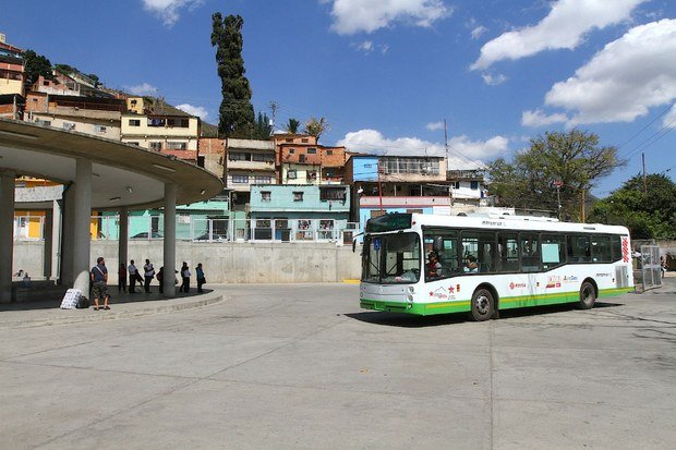Materfer Águila (en Venezuela) - Sin Identificar 000
Ya están en servicio los primeros Materfer en Caracas. Operan una ruta desde las cercanías de la estación Las Adjuntas (Línea 2) del Metro de Caracas. Actualmente no tengo mucha información al respecto, pero en lo que pueda, actualizo y traigo fotos. Foto tomada de ciudadccs.com, cortesía AVN (Agencia Venezolana de Noticias).
Palabras clave: Materfer Cummins MetroBus Caracas