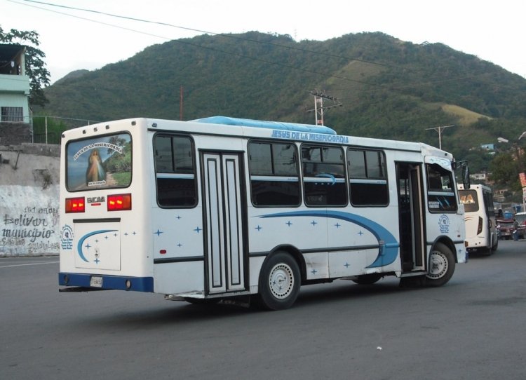 Encava E-NT610 - U.C. Los Caminantes 42
516AA5D
Jesús de La Misericordia. Llegando de Los Teques. Modificado en agregado de maletero, luces traseras de AR y A/C (Venezuela)
Palabras clave: Encava Isuzu AR