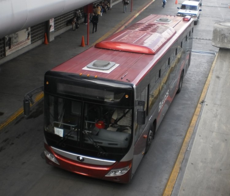 Yutong ZK6118HGA (en Venezuela) - MetroBus Caracas 1189
Saliendo hacia Las Tejerías, cubriendo el primer despacho del período tarde-noche. Recientemente les instalaron mesas de valores (la caja roja visible en el tablero) para facilitar el embarque y la operación de venta de boletos por parte del operador. Tomada como parte del "Desfile de Cumpleaños" que llevé a cabo el día de mi cumpleaños número 23
Palabras clave: Yutong Cummins BusCCS MetroBus Caracas