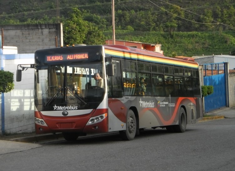 Yutong ZK6118HGA (en Venezuela) - MetroBus Caracas 1152
Luego de hacer la maniobra de dejar y recoger usuarios, aguarda unos minutos. En la foto al fondo se ve el terraplén de la Autopista Regional del Centro. Tomada como parte del "Desfile de Cumpleaños" que llevé a cabo el día de mi cumpleaños número 23
Palabras clave: Yutong Cummins BusCCS MetroBus Caracas