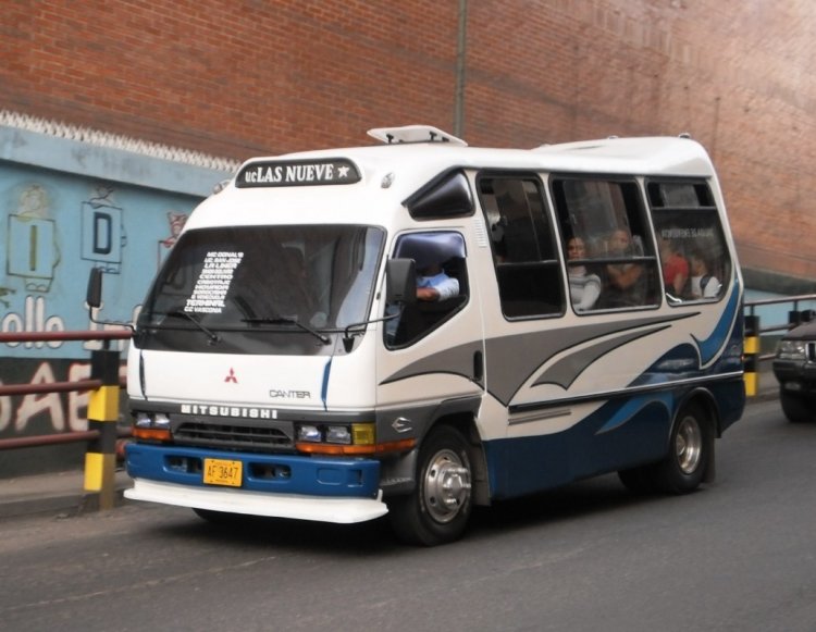 Mitsubishi Canter 649-D - Ureña Microcar - A.C. Las Nueve Estrellas 13
AF3647.
Conocidos por acá coloquialmente como Los Rapiditos. Ésta unidad fue repintada y tuneada recientemente.(Venezuela).
Palabras clave: Carrocerías Ureña Mitsubishi