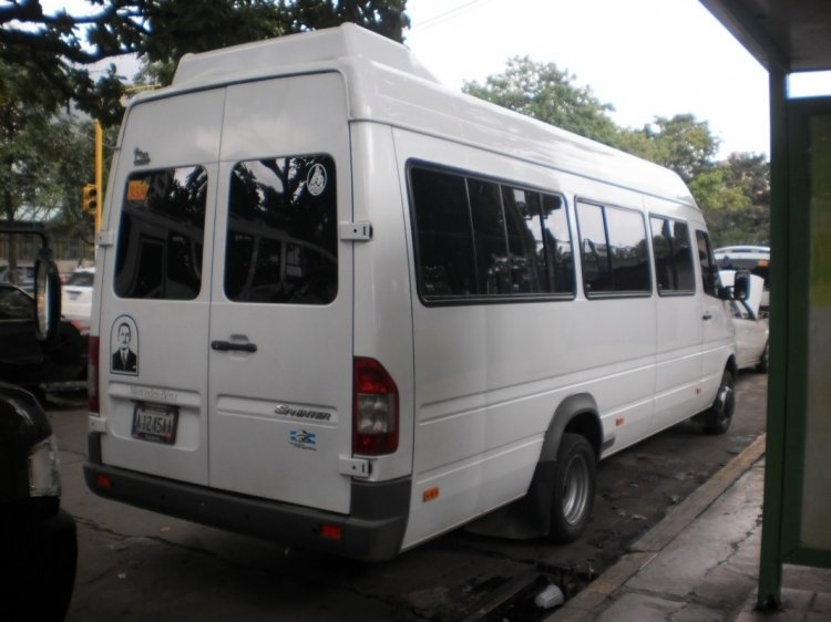 Mercedes-Benz Sprinter 413cdi (Venezuela) - A.C. Taxi Buenaventura 358
A1245AA.
En honor a José Gregorio Hernandez "El Venerable" (etiqueta puerta izquierda) y a la Virgen de Coromoto "La Patrona de Venezuela" (etiqueta ventana puerta derecha). Esperando por su turno para embarcar pasajeros. Hecho en Argentina, se espera la llegada de un nuevo lote a finales de éste año.
Palabras clave: Mercedes-Benz Sprinter