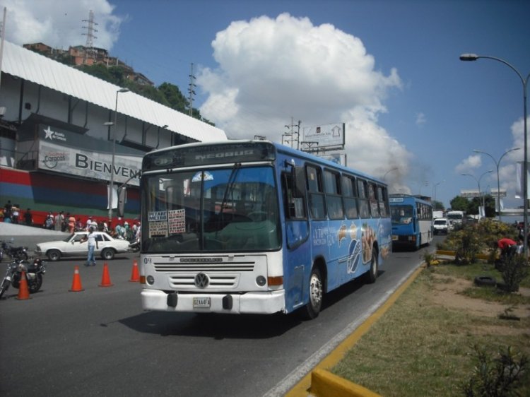 Volkswagen 16.210CO Euro II - Neobus Mega (en Venezuela) - A.C. de Transporte Lira 04
02AA4FA
Parte de un enorme lote de buses urbanos repartidos a finales de los 90 entre las empresas urbanas del país, por decreto del Fontur.
Palabras clave: Neobus Mega Volkswagen Caracas