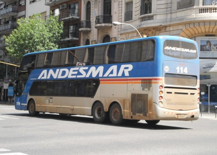 Volvo B12R - Busscar PanorâmicoDD (en Argentina) - Andesmar 0114
En camino a su garaje. Por la tierra que trae, resulta fácil deducir que venía del norte, aunque por si acaso me fijé antes en el rutero, y la pegué.
Palabras clave: Volvo Busscar