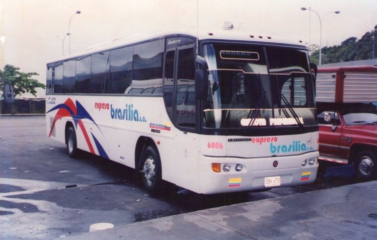 Mercedes-Benz OH-1636L-59 - Marcopolo Andare (de Colombia) - Expreso Brasilia 6006
SBK-678
Fuera de servicio, a la espera de salir de vuelta a Cartagena. Actualmente fuera de la flota, reemplazados en ésta ruta por los Marcopolo Paradiso G6 1200. El lugar de la foto actualmente es taller mecánico de la empresa Sitssa, por lo que los buses se para en otro lado. El bus que sale reflejado es un Mercedes-Benz O302. Foto tomada por Juan Carlos Gámez.
(en transito por Venezuela)
Palabras clave: Marcopolo Andare Mercedes-Benz Colombia Internacional