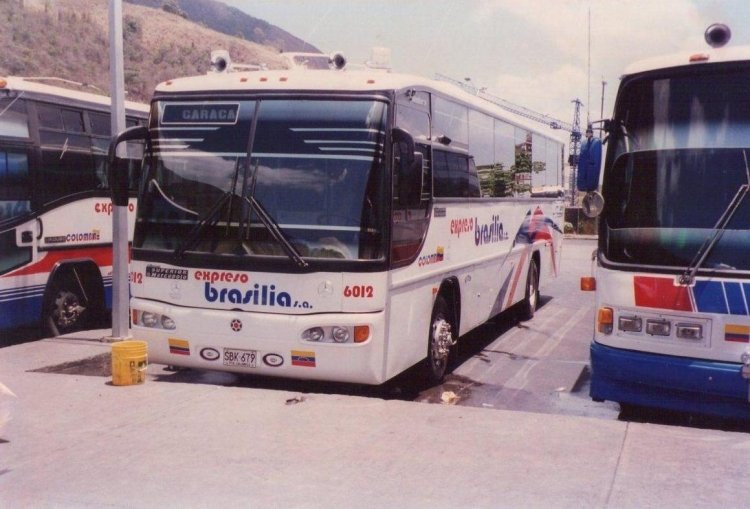 Mercedes-Benz OH-1636L-59 - Marcopolo Andare (de Colombia) - Expreso Brasilia 6012
SBK-679
Fuera de servicio, a la espera de salir de vuelta a Cartagena. Actualmente fuera de la flota, reemplazados en ésta ruta por los Marcopolo Paradiso G6 1200. El lugar de la foto actualmente es taller mecánico de la empresa Sitssa, por lo que los buses se para en otro lado. El bus de la izquierda es un Indubo Latino y el de la derecha es un AGA Premium. Foto tomada por Juan Carlos Gámez (en transito por Venezuela).
Palabras clave: Marcopolo Andare Mercedes-Benz Colombia Internacional