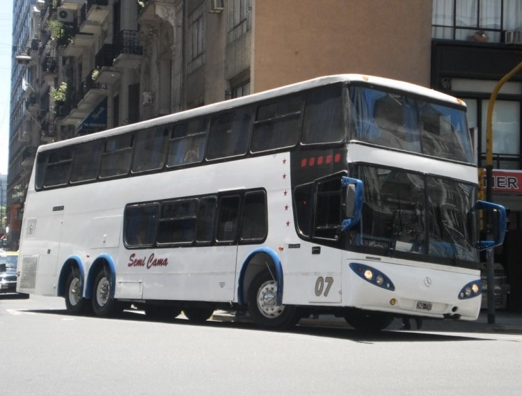 Mercedes-Benz O-400RSD - Lucero DP - Cataldi Tour 07
DMD-704
Ingresando a la Av.Corrientes con un grupo de turistas que andan igual que yo: Conociendo la ciudad. A pesar de la reforma de la careta con partes de Arrowliner, se ve que lo cuidan bastante (Argentina).
Palabras clave: Mercedes-Benz O-400RSD Lucero