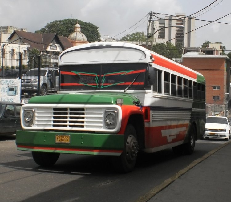 Ford F-750 - Blue Bird Convencional No Integral (En Venezuela) - Colectivos El Encanto 07
AC6935
Recortado y renovado en cuanto a latonería y pintura
Palabras clave: Blue Bird Ford