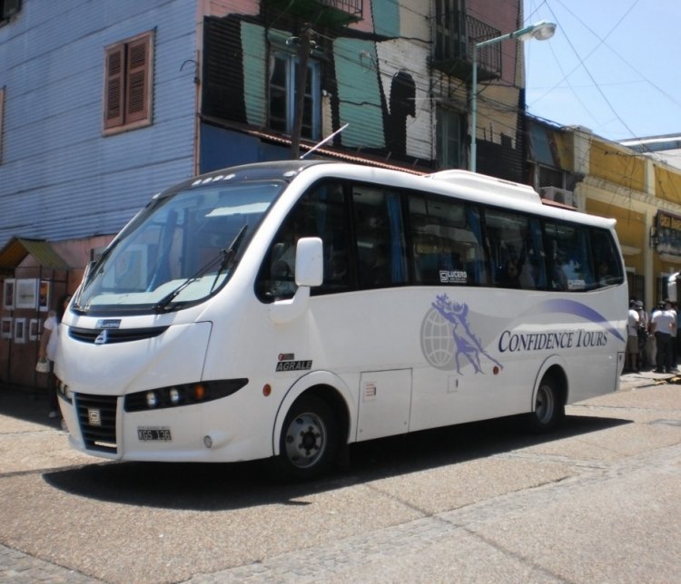 Agrale MA9.2 - Carrocerías Lucero - Confidence Tours 00
KGS-136
En la calle principal de La Boca. Atractivo el diseño de la carrocería, El frente me recuerda al Seat Ibiza (Argentina).
Palabras clave: Agrale Lucero