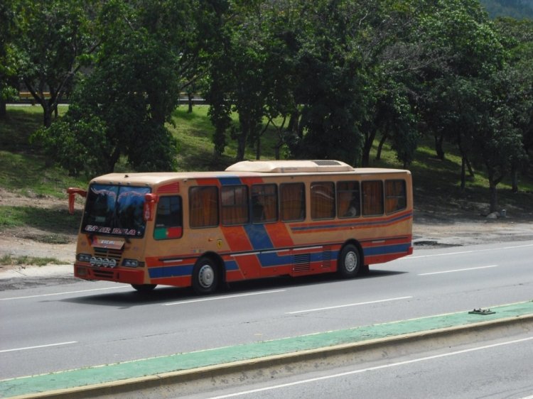 Encava E-5053MT Pullman  - Transporte 1ero de Mayo 012
Otra de las empresas que opera con buses tropicalizados en el Eje Central de Venezuela (Caracas - Maracay - Valencia). Escudería Gabriela. (Venezuela)
Palabras clave: Encava Cummins