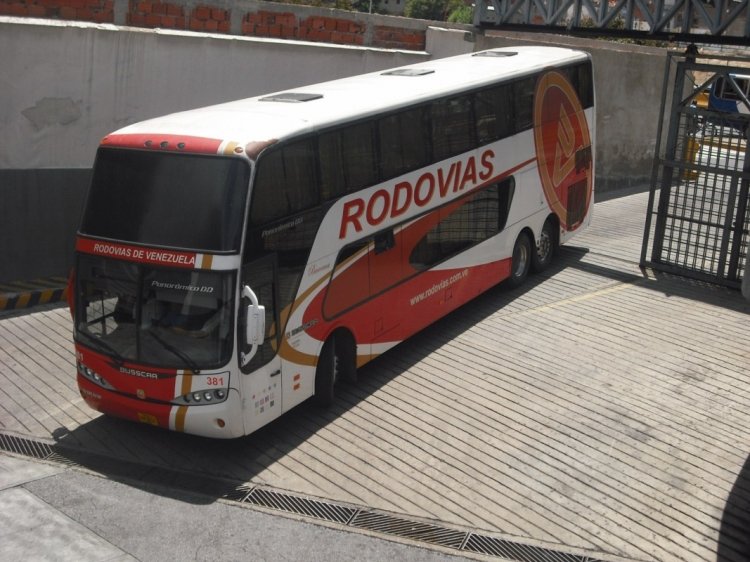 Volvo B12R - Busscar Panoramico DD (en Venezuela) - Rodovías de Venezuela 381
Ingresando a su terminal privado.
Palabras clave: Busscar Volvo