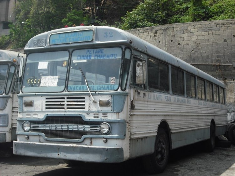 Reo A-475 - Superior Coach Company SuperCruiser (en Venezuela) - Transporte El Llanito (32)
Una de las últimas empresas antiguas de Caracas, al momento de la foto ya había cesado sus operaciones, y las unidades habían sido puestas en venta.
Palabras clave: Superior Coach Reo