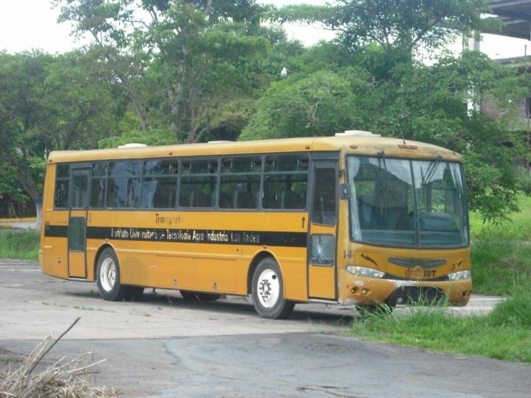 Mercedes-Benz OMC-1623-51 - Catosa Pacifico (En Venezuela) - Transporte Escolar
Operado por el Instituto Universitario de Tecnología Agroindustral Los Andes. Reformado con partes de Marcopolo G6, y posiblemente motor cambiado por Cummins 6C.T Turbodiesel 8.3 275Hp.
Palabras clave: Catosa Pacifico