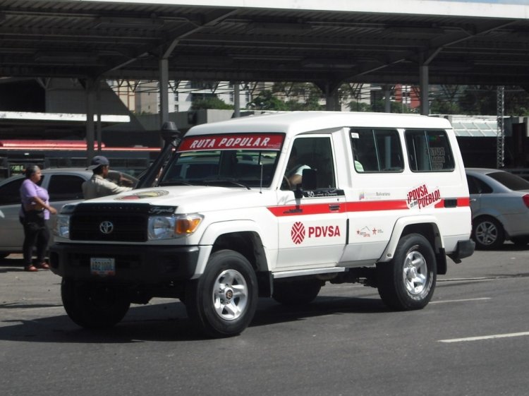 Toyota Land Cruiser J-70 (En Venezuela) - Desconocido 50
AB210DL
El vehículo por excelencia usado por las líneas que suben a los cerros y barrios. Ésta es la versión más reciente
Palabras clave: Toyota Caracas