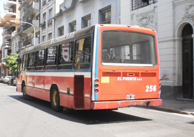 Mercedes-Benz OH-1621 - Marcopolo Torino GV - El Puente S.A.T. 256
CXP-285
Hora de turistear, y la Línea 75 junto con la 60 y 99 me sirven en bandeja de plata una parada justo al frente para tomarle fotos a todo lo que pase (Argentina).
Palabras clave: Mercedes-Benz Marcopolo Torino Gv