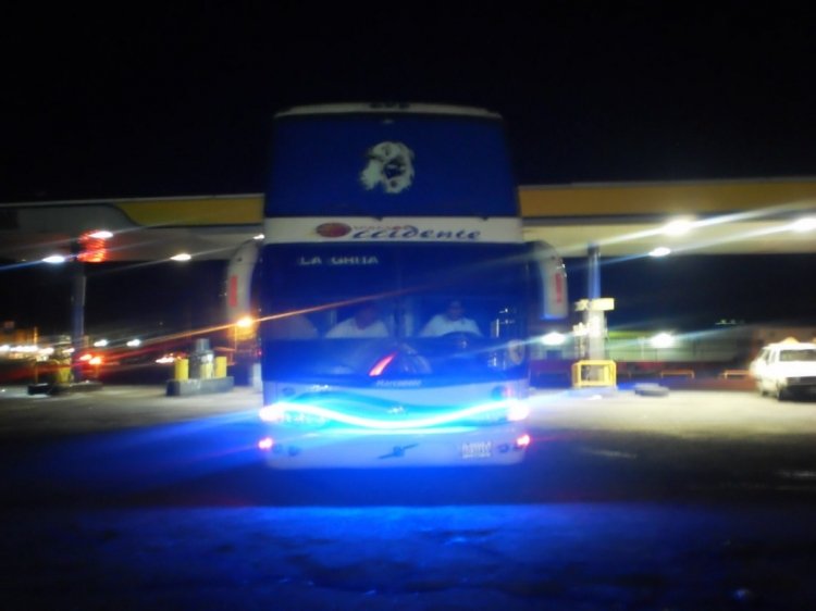 Volvo B12R - Marcopolo Paradiso G6 1800DD (en Venezuela) - Expresos Occidente 276
6030A5S
A pesar de lo movida que salió la foto, la coloco ya que se distingue la cinta de LEDs que tiene en el frente. En Venezuela suelen engallar algunos buses casi como en Colombia. También suelen sellar las tejas debido a los constantes ataques en la vía. Aunque el rutero dice La Grita, en realidad el bus va para San Cristóbal. Actual 603 de Transporte San Pablo Express.
Palabras clave: Volvo Marcopolo