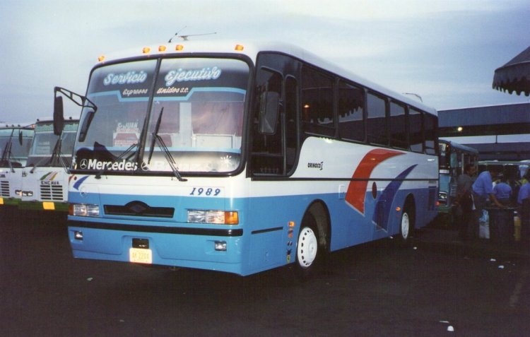 Mercedes Benz OH-1420-59 - CarLarenses Orinoco II - Expresos Unidos S.C. 1989
AK220X.
Saliendo de Maracay hacia San Juan de Los Morros. Segunda generación del Orinoco (con cirto parecido a un Viaggio Gv de Marcopolo), fabricada por Carrocerías Larenses. Chasis raro de ver en éstos modelos cuando la mayoría de ellos eran O302 Recarrozados. Tristemente CarLarenses desapareció a principios de 2002, luego de problemas financieros y un intento fallido de adquisición por parte de Busscar. Foto tomada por Juan Carlos Gámez. (Venezuela).
Palabras clave: Carrocerias Larenses Mercedes-Benz