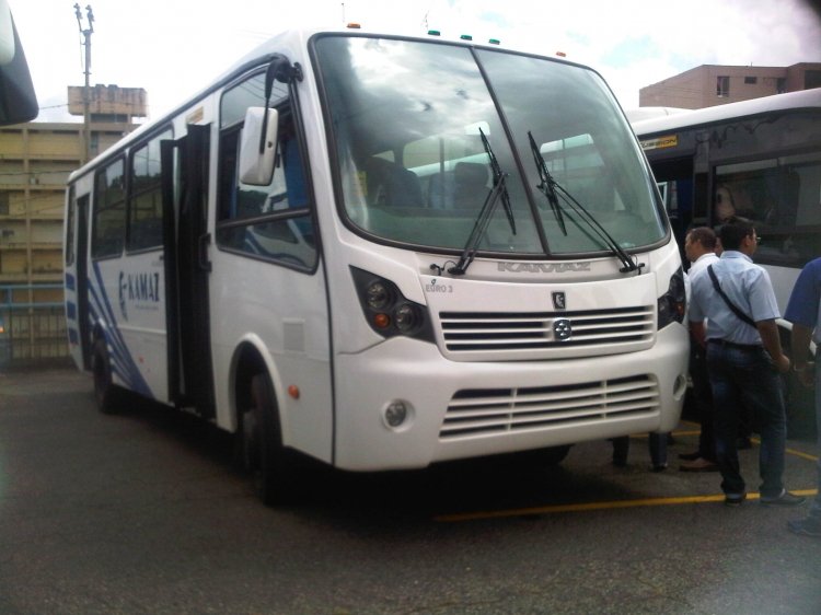 Kamaz 4308-1560-96 - Busscar Fussion (en Venezuela) - Exhibición
Exhibición de la gente de Kamaz en Los Teques, a solo 100m de mi casa. En la presentación estuvieron presentes además de gente de Kamaz explicando los beneficios del chasis y de distribuidores dirigiendo conversatorios a los transportistas, 4 unidades con el chasis en exhibición. Lamentablemente me tocó tomarlos con celular por estar la cámara en reparaciones, disculpen la mala calidad (Venezuela)
Palabras clave: Busscar Kamaz Cummins