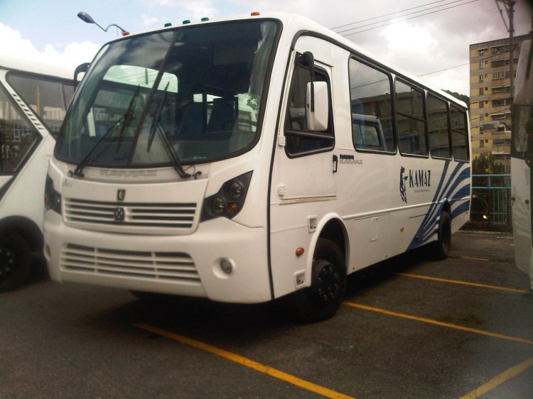 Kamaz 4308-1750-96 - Busscar Fussion (En Venezuela) - Exhibición
Tomada en una exhibición del concesionario de Kamaz dirigida a presentar diversos modelos en los que se acopla su chasis. Uno de los pocos Busscar Colombianos que han llegado al país. Versión Urbana
Palabras clave: Busscar Colombia Kamaz Cummins