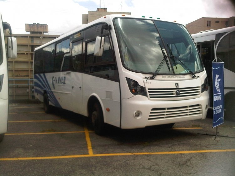 Kamaz 4308-1750-96 - Busscar Fussion (En Venezuela) - Exhibición
Tomada en una exhibición del concesionario de Kamaz dirigida a presentar diversos modelos en los que se acopla su chasis. Uno de los pocos Busscar Colombianos que han llegado al país. Versión Ejecutiva
Palabras clave: Busscar Colombia Kamaz Cummins