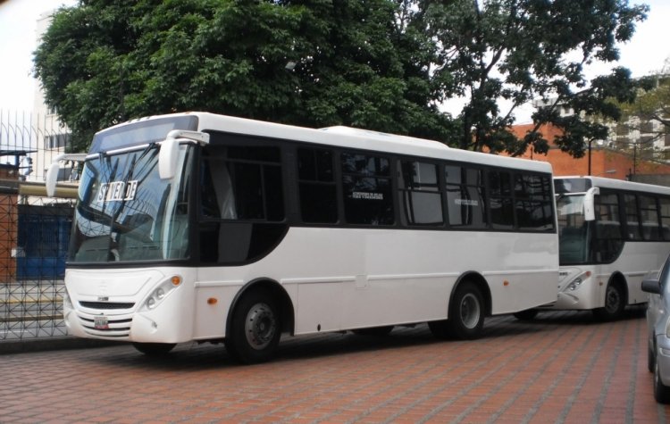 Iveco Tector 170E22T - Intercar Seboruco 2G - Exhibición
A0674AG.
Parado en el concesionario de Intercar en Caracas. Modelo 2da Generación, con cambios en la carrocería que asemejan a un Caio Giro o a un Metalsur Arrowliner, pero conservando sus líneas anteriores parecidas a un Marcopolo Viale. (Venezuela)
Palabras clave: Iveco Intercar